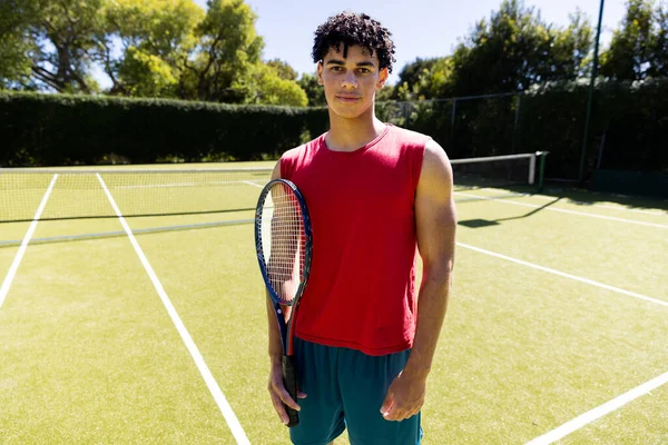 Porträtt Biracial Säker Ung Man Som Håller Tennisracket När Står — Stockfoto