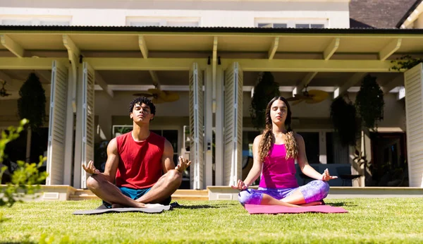 Melez Genç Çift Evdeki Minderlerin Üzerinde Otururken Meditasyon Yapıyor Değiştirilmemiş — Stok fotoğraf