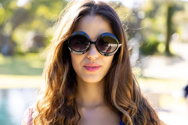 Zbliżenie Portret Dwurasowej Atrakcyjnej Młodej Kobiety Okularach Przeciwsłonecznych Pozowanie Podwórku — Zdjęcie stockowe