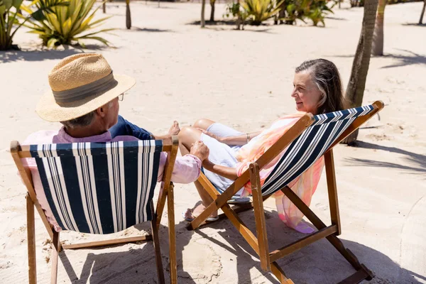 ロマンチックな白人のシニアカップルが手を取り合い 砂浜のデッキチェアに座って スペースをコピーします 変更されていない 一緒に ライフスタイル 楽しみ リラックスした自然と夏 — ストック写真