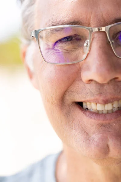 Portret Starszego Mężczyzny Okularach Uśmiechniętego Patrzącego Kamerę Niezmieniony Emerytura Wakacje — Zdjęcie stockowe