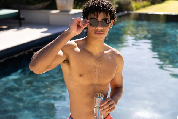 Portrét Mladého Muže Bez Trička Slunečních Brýlích Limonádou Stojící Bazénu — Stock fotografie