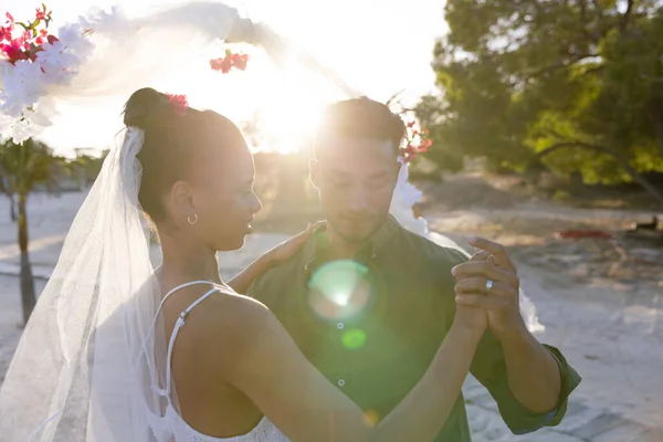 浪漫的高加索新婚夫妇在日落时在海滩上跳舞 复制空间 在一起 目的地婚礼 — 图库照片