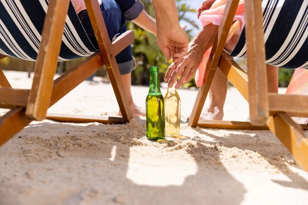 Niski Odcinek Białej Pary Seniorów Butelkami Piwa Siedzącymi Leżakach Plaży — Zdjęcie stockowe