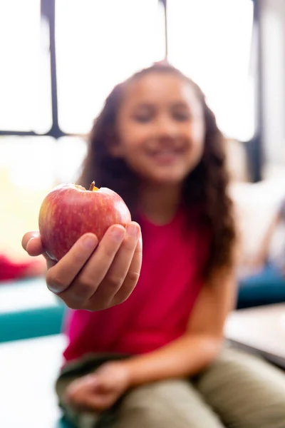 在午餐休息时间 坐在教室里 笑着向小学女生展示苹果 健康食品 午餐休息时间和重返校园的概念 — 图库照片
