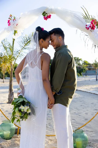 Casal Recém Casado Caucasiano Mãos Dadas Praia Cerimônia Casamento Espaço — Fotografia de Stock