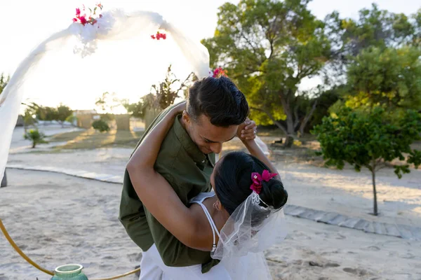 Casal Recém Casado Caucasiano Dançando Cerimônia Casamento Praia Durante Pôr — Fotografia de Stock