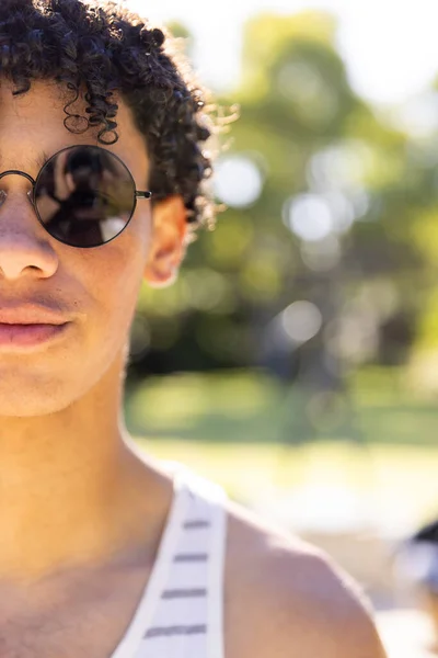 晴れた日に庭でサングラスをかけて自信を持って誕生した若い男のクローズアップ肖像画 コピースペース 変更されていない ハンサムな ファッション ドレッドロック ライフスタイルと夏のコンセプト — ストック写真
