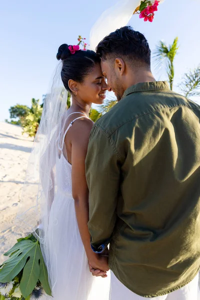 Nygifta Unga Par Med Ansikte Mot Ansikte Stående Vid Bröllopsceremoni — Stockfoto