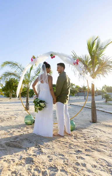 Recién Casados Tomados Mano Pie Playa Ceremonia Boda Copiar Espacio —  Fotos de Stock