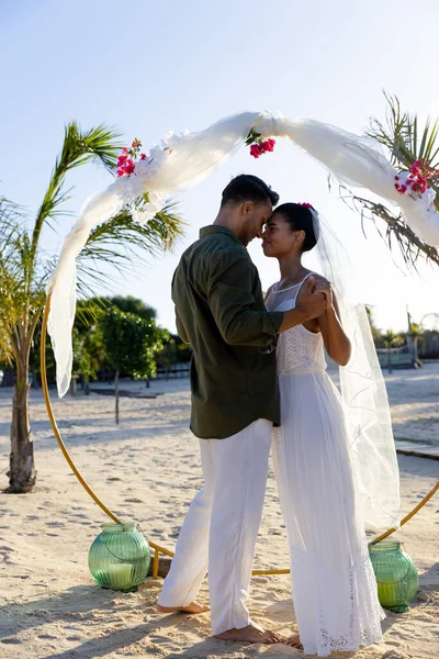 新婚夫妇牵着手站在海滩上参加婚礼的侧视图 复制空间 在一起 目的地婚礼 — 图库照片