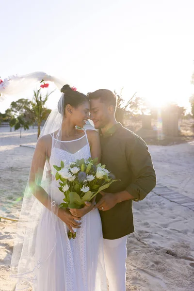 Gülümseyen Yeni Evli Çift Yüzyüze Düğün Töreninde Sahilde Dikiliyorlar Kopyalama — Stok fotoğraf