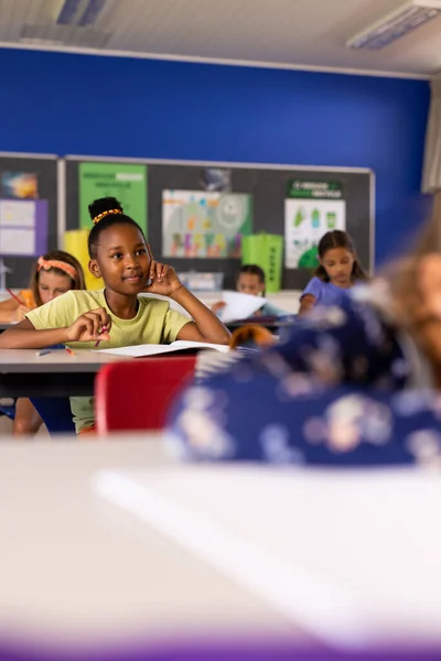 Lköğretim Sınıfında Sıraları Dinleyen Mutlu Liseli Kızlar Okul Öğrenim Çocukluk — Stok fotoğraf
