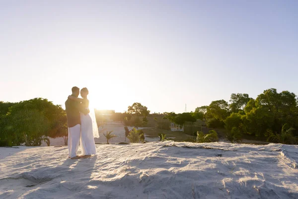 白种人浪漫的新婚夫妇站在沙滩上 夕阳西下 相映成趣 不变的 在一起 目的地的婚礼 自然和享受 — 图库照片