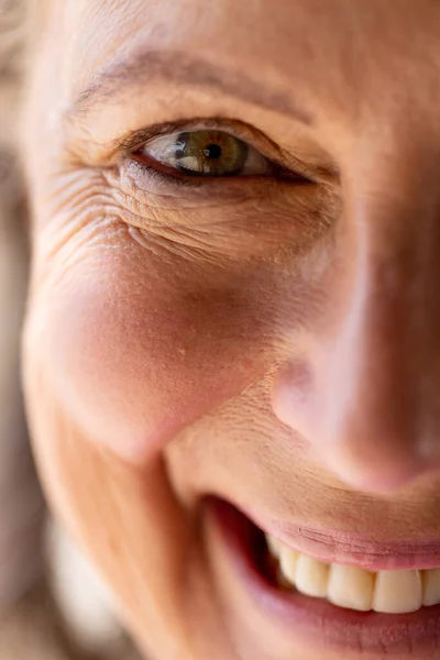 カメラを見ている茶色の目をした笑顔の白人先輩女性のクローズアップポートレート 変更されていない 幸せとライフスタイルの概念 — ストック写真