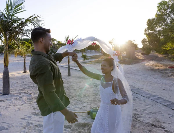 新婚夫婦が日没時にビーチで結婚式を挙げて手を挙げて踊った コピースペース 変更されていない愛 一緒に 目的地の結婚式 イベント お祝い — ストック写真