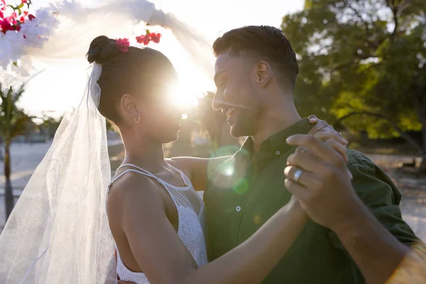 Yeni Evli Genç Çift Gün Batımında Plajda Romantik Bir Şekilde — Stok fotoğraf