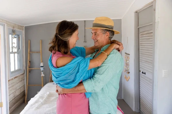 Fehér Idős Házaspár Oldalnézete Akik Ölelkeznek Nézik Egymást Miközben Hálószobában — Stock Fotó