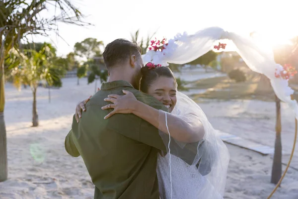 Casal Recém Casado Alegre Abraçando Praia Cerimônia Casamento Espaço Cópia — Fotografia de Stock