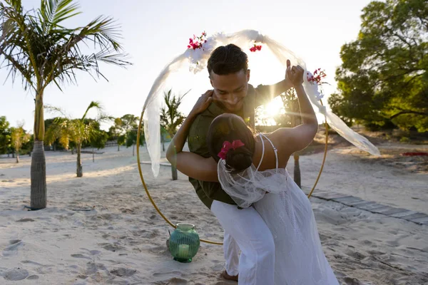 日落时分 新婚夫妇在海滩举行的婚礼上浪漫地跳舞 复制空间 在一起 目的地婚礼 — 图库照片