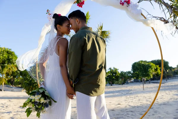 Pasgetrouwde Echtpaar Met Hand Hand Staand Strand Huwelijksceremonie Kopieer Ruimte — Stockfoto