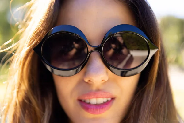 Portret Atrakcyjnej Dwurasowej Młodej Kobiety Okularach Przeciwsłonecznych Niezmieniony Twarz Pewność — Zdjęcie stockowe