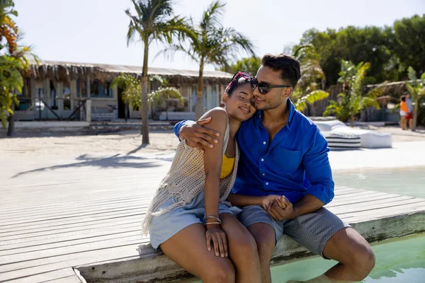 年轻快乐的男人抱着女朋友 坐在空旷的旅游胜地 不变的 度假的 爱情的 生活方式的 享受的 海滩和夏天的概念 — 图库照片
