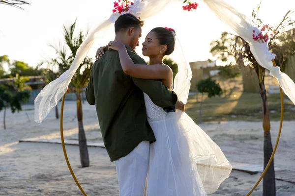 Casal Recém Casado Romântico Dançando Praia Cerimônia Casamento Durante Pôr — Fotografia de Stock