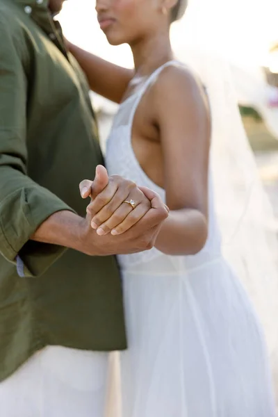 Sección Media Pareja Recién Casados Tomados Mano Bailando Ceremonia Boda —  Fotos de Stock