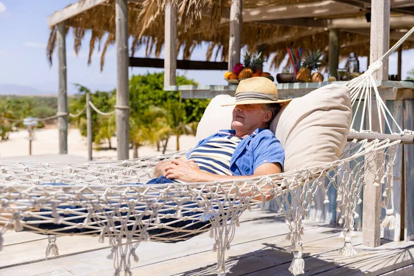 Biały Starszy Mężczyzna Kapeluszem Twarzy Śpiący Hamaku Plaży Słoneczny Dzień — Zdjęcie stockowe