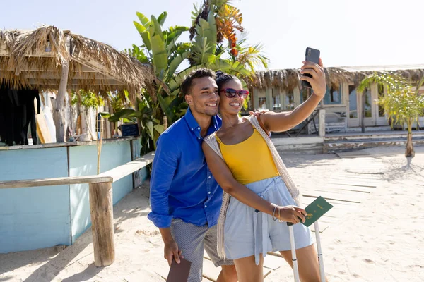 Giovane Donna Caucasica Che Selfie Con Fidanzato Cellulare Mentre Spiaggia — Foto Stock