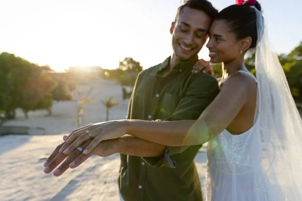 Casal Caucasiano Recém Casado Sorrindo Mostrando Anéis Casamento Enquanto Estava — Fotografia de Stock