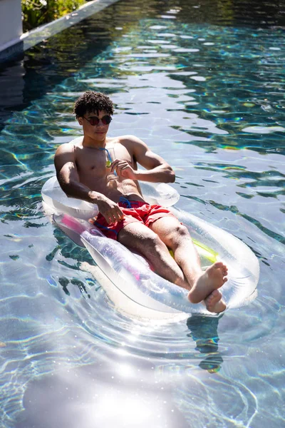 Bezkoszulkowy Fajny Dwurasowy Młodzieniec Okularach Przeciwsłonecznych Trzymający Lemoniadę Relaksujący Się — Zdjęcie stockowe