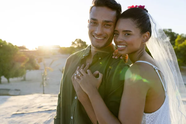 Casal Feliz Caucasiano Recém Casado Mostrando Anéis Casamento Enquanto Estava — Fotografia de Stock