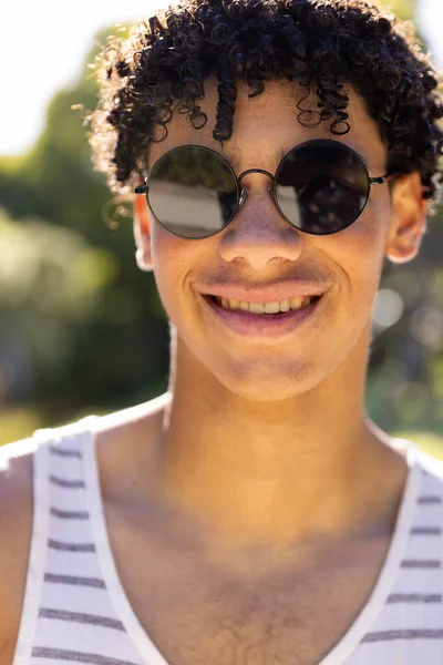 Nært Portrett Smilende Ung Mann Med Solbriller Hagen Solskinnsdag Uforandret – stockfoto