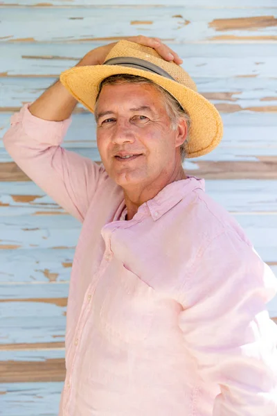 Ritratto Uomo Anziano Caucasico Sicuro Con Cappello Piedi Contro Muro — Foto Stock