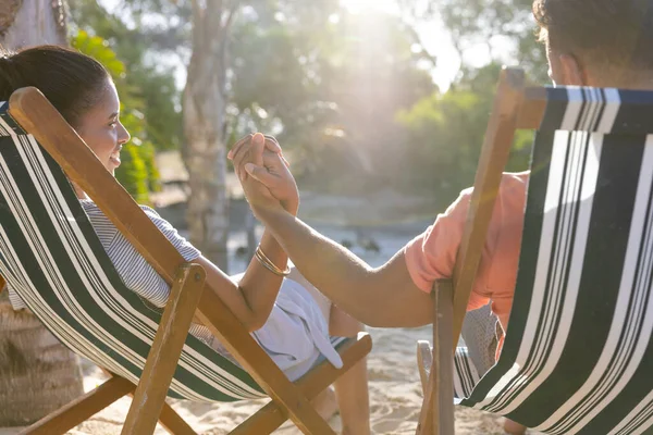 ロマンチックな白人の若いカップルが手を握り ビーチでデッキチェアでリラックスしています 変更されていない 一緒に 観光リゾート 楽しみと夏のコンセプト — ストック写真