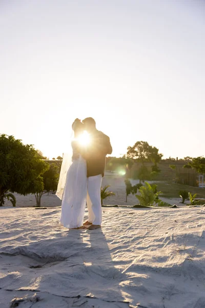 白人の新婚夫婦は 日没の澄んだ空に対して砂浜に立って スペースをコピーします 変更されていない 一緒に 目的地の結婚式 イベント お祝い 自然と楽しみ — ストック写真