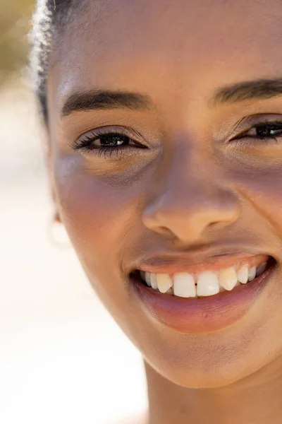 Primer Plano Retrato Atractiva Mujer Joven Caucásica Sonriente Mirando Cámara —  Fotos de Stock