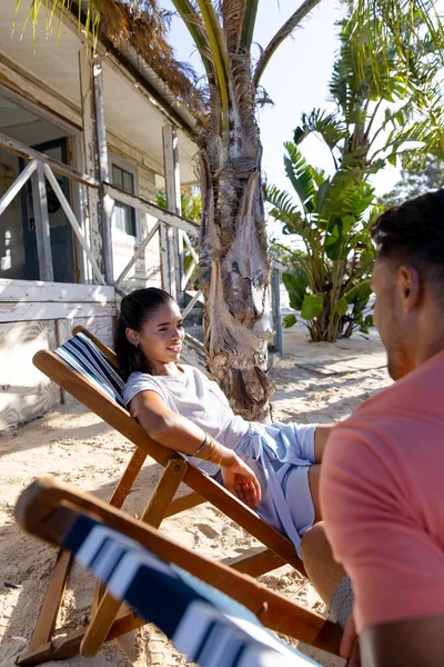 Caucásico Joven Novio Novia Hablando Mientras Está Sentado Tumbonas Playa —  Fotos de Stock