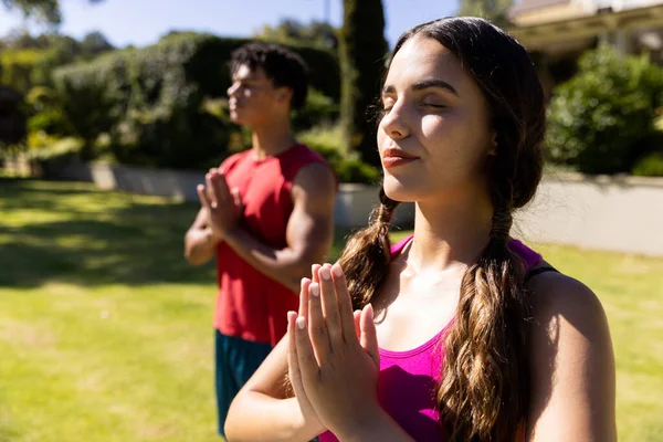 Erkek Arkadaşı Dua Ederken Meditasyon Yapan Melez Genç Bir Kız — Stok fotoğraf