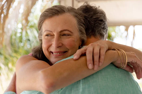 Primo Piano Della Donna Anziana Caucasica Sorridente Che Abbraccia Marito — Foto Stock