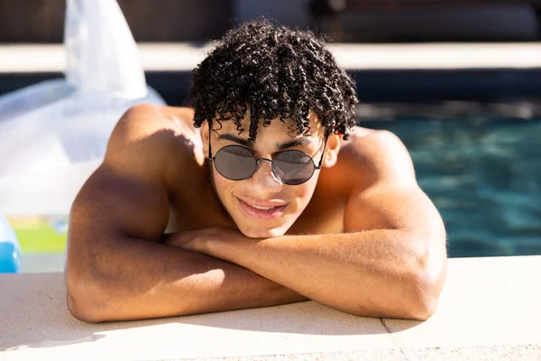 Portrét Mladého Muže Bez Košile Slunečních Brýlích Zkříženýma Rukama Bazénu — Stock fotografie