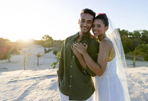 Nygifta Kaukasiska Par Visar Vigselringar När Står Stranden Mot Klar — Stockfoto