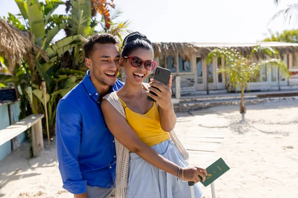 Giovane Donna Allegra Caucasica Che Selfie Con Fidanzato Cellulare Spiaggia — Foto Stock