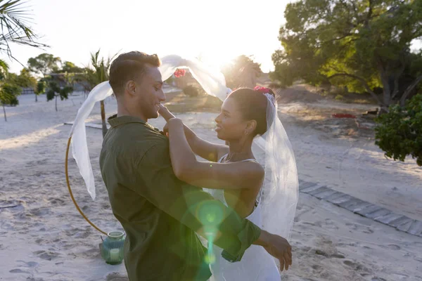 日没時にビーチで結婚式で踊る白人新婚カップルの側面図 コピースペース 変更されていない 一緒に 宛先結婚式 幸せな イベント お祝い — ストック写真