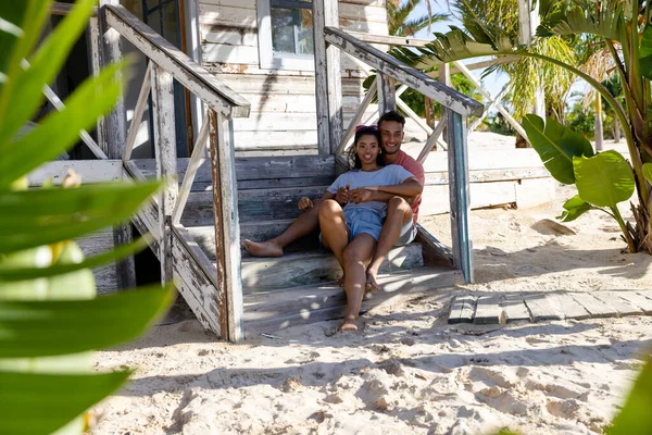 Pareja Joven Romántica Caucásica Sonriendo Sentados Juntos Escalera Fuera Casa —  Fotos de Stock