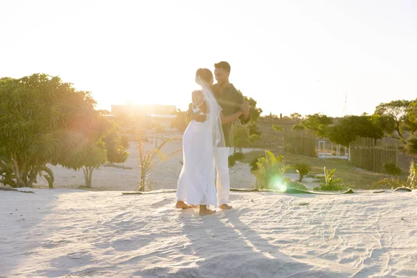 新婚夫妇在沙滩上与晴朗的天空在夕阳西下跳舞 复制空间 不变的 在一起 目的地的婚礼 自然和享受 — 图库照片