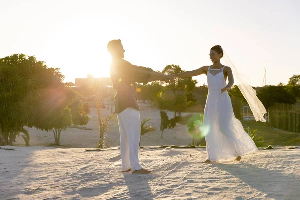 新婚夫妇在沙滩上跳舞 夕阳西下迎着晴朗的天空 复制空间 不变的 在一起 目的地的婚礼 自然和享受 — 图库照片