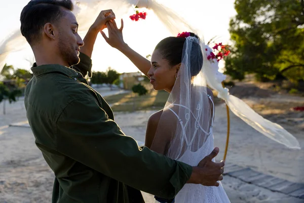 Casal Jovem Branco Feliz Recém Casado Dançando Praia Cerimônia Casamento — Fotografia de Stock
